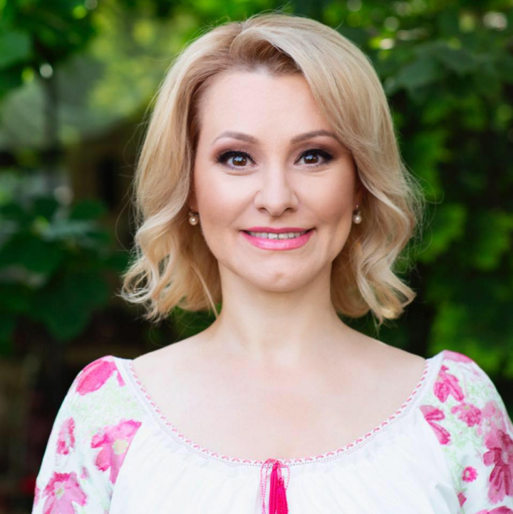 Lorena Bogza - premiata la Balul Aquarelle. Jurnalista a primit distinctia pentru dezvoltarea televiziunii in Republica Moldova - VIDEO