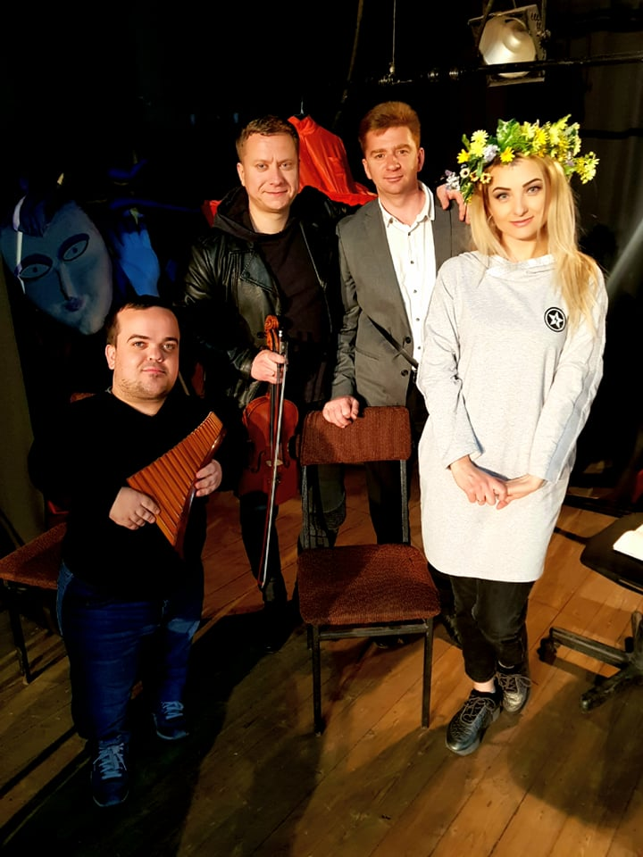 Debut in teatru pentru o indragita interpreta de muzica populara. "E o experienta noua si unica pentru mine. Actorii chiar au lumea lor." Ce alte surprize mai pregateste Teatrul Popular?