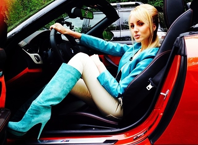 Coafata si pe tocuri, Katalina Rusu a fost provocata sa lucreze intr-un salon de tunning auto! Oare cat de bine s-a descurcat interpreta? - VIDEO