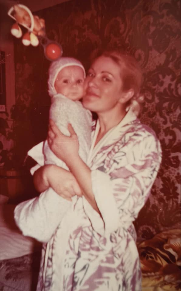 Amintiri din copilarie cu Ionel Istrati! Artistul a facut publice cateva imagini de-a dreptul adorabile din arhiva familiei - FOTO