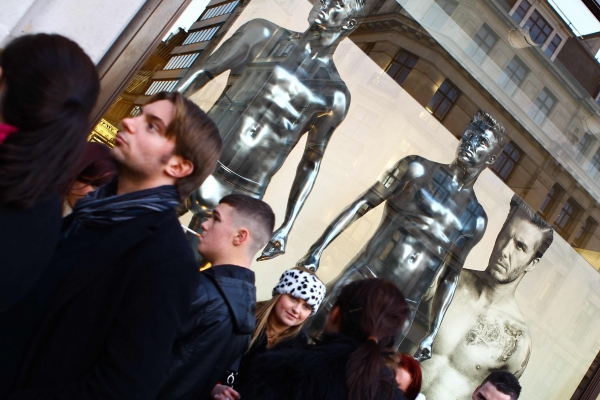 Nebunie la Londra! A fost lansata colectia David Beckham for H&M Nebunie la Londra! A fost lansata colectia David Beckham for H&M