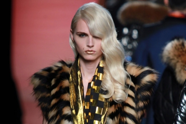 Andrej Pejic a pozat in costum de baie pentru femei! Cum e sa fii model androgin Andrej Pejic a pozat in costum de baie pentru femei! Cum e sa fii model androgin