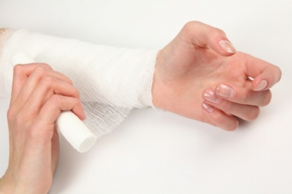 Ai alunecat pe gheata? S-ar putea sa ai o fractura... sau luxatie. Care e diferenta Ai alunecat pe gheata? S-ar putea sa ai o fractura... sau luxatie. Care e diferenta