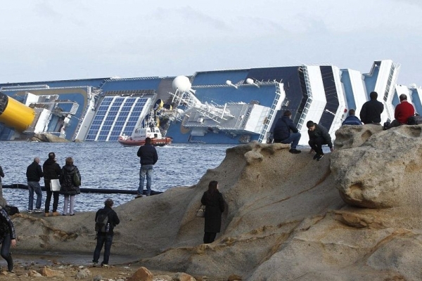 Turistii se imbulzesc sa faca poze la epava vasului Costa Concordia Turistii se imbulzesc sa faca poze la epava vasului Costa Concordia
