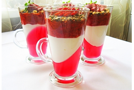 Desert delicios cu capsuni si arahide Desert delicios cu capsuni si arahide