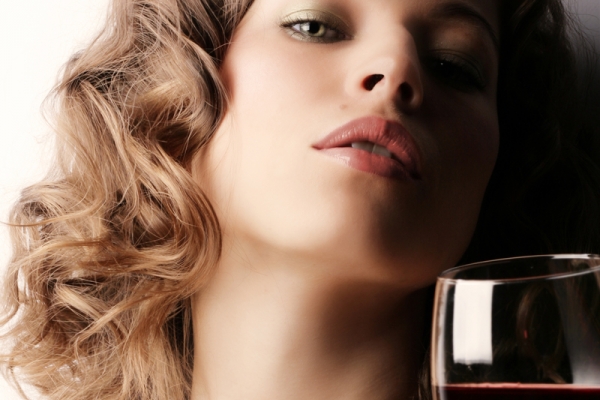Femeile care beau alcool seara sunt mai sanatoase