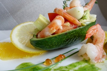 Avocado umplut cu salata de creveti