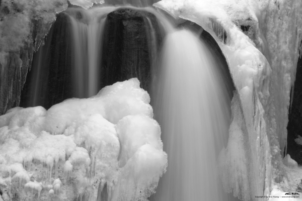 Priveliste uluitoare! O cascada din China a inghetat Priveliste uluitoare! O cascada din China a inghetat