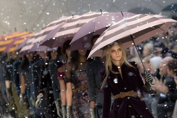 A plouat pe podium la show-ul Burberry! Vezi prezentarea spectaculoasa A plouat pe podium la show-ul Burberry! Vezi prezentarea spectaculoasa
