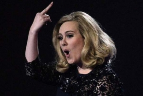 Adele si-a cerut scuze pentru gestul vulgar facut la BRIT Awards