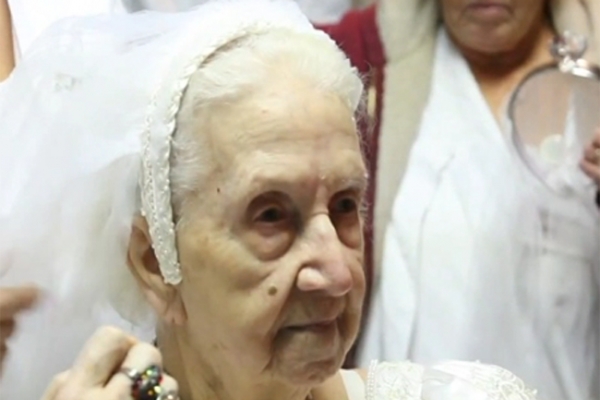 S-a casatorit in ziua in care a implinit 100 de ani! VIDEO S-a casatorit in ziua in care a implinit 100 de ani! VIDEO
