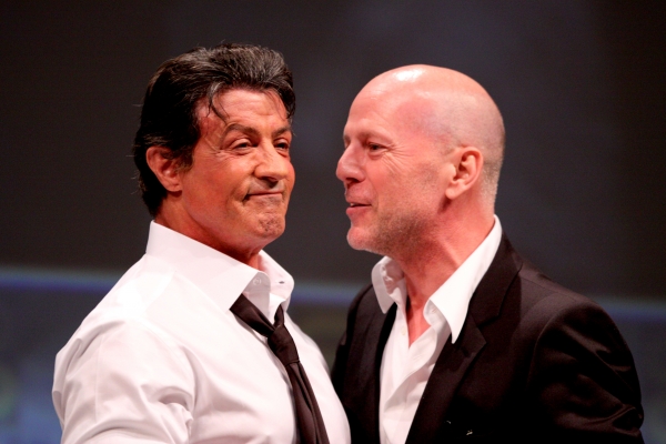 Sylvester Stallone si Bruce Willis au facut wrestling intr-un restaurant Sylvester Stallone si Bruce Willis au facut wrestling intr-un restaurant