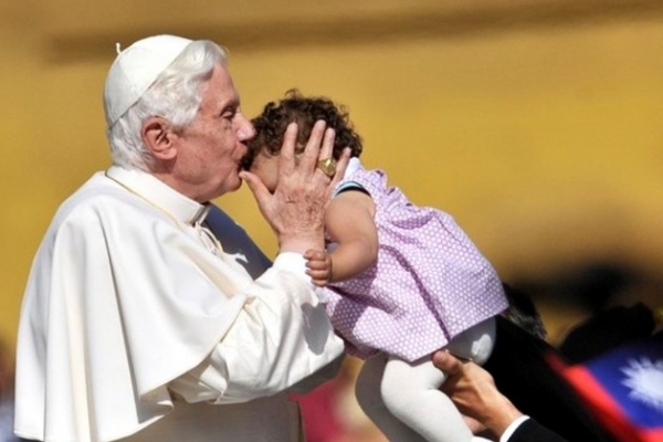 Papa de la Roma condamna fertilizarea in vitro?