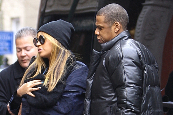 Beyonce si Jay Z isi apara fiica de paparazzi Beyonce si Jay Z isi apara fiica de paparazzi
