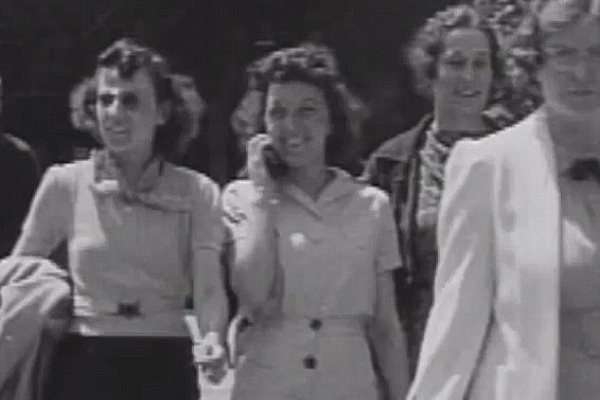 Sa fie acesta PRIMUL telefon mobil? Ce tinea in mana, in 1938, aceasta femeie - VIDEO Sa fie acesta PRIMUL telefon mobil? Ce tinea in mana, in 1938, aceasta femeie - VIDEO