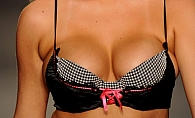Cel mai sexy decolteu din lume! Cine e vedeta care a sucit mintile barbatiilor de pretutindeni