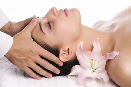 Pentru a arata mereu bine. Masajul facial, cum actioneaza si cum il faci acasa - FOTO Pentru a arata mereu bine. Masajul facial, cum actioneaza si cum il faci acasa - FOTO
