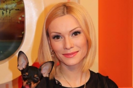 Ea este cea care-l imbraca pe Funtik al Oliei Tira. Povestea tinerei care face hainute pentru catei Ea este cea care-l imbraca pe Funtik al Oliei Tira. Povestea tinerei care face hainute pentru catei