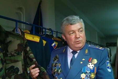 La el se pastreaza uniforma militara a lui Vladimir Voronin. Afla cine are acasa peste 600 de costume La el se pastreaza uniforma militara a lui Vladimir Voronin. Afla cine are acasa peste 600 de costume