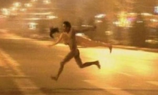 Imagini misterioase! Un barbat gol, cu o papusa gonflabila, fuge de o femeie dezbracata - FOTO