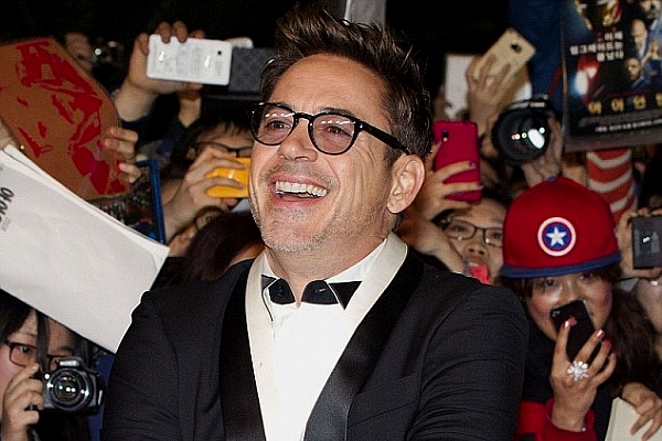 Imbracat la 4 ace, dar cu ...slitul desfacut! Moment jenant pentru actorul din Iron Man - FOTO Imbracat la 4 ace, dar cu ...slitul desfacut! Moment jenant pentru actorul din Iron Man - FOTO