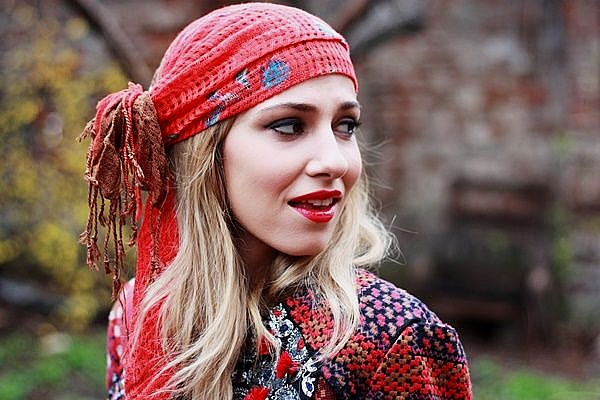 Dana Rogoz, gipsy look pentru o sedinta foto. Iti place tinuta excentrica a vedetei?
