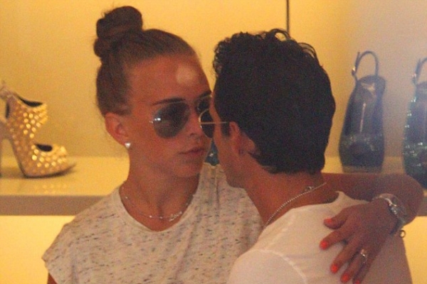 O copiaza pe Jennifer Lopez? Uite cum se imbraca iubita lui Marc Anthony - FOTO O copiaza pe Jennifer Lopez? Uite cum se imbraca iubita lui Marc Anthony - FOTO