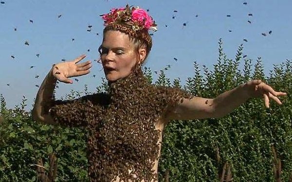 Imagini "dureroase"! O femeie danseaza inconjurata de zeci de mii de albine - VIDEO Imagini "dureroase"! O femeie danseaza inconjurata de zeci de mii de albine - VIDEO