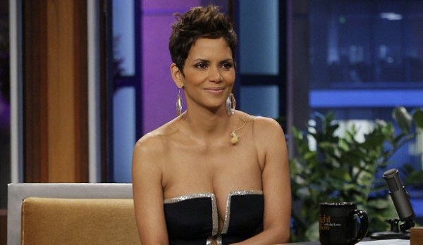 Mamica la 46 de ani! Halle Berry a anuntat ca este insarcinata in trei luni - FOTO