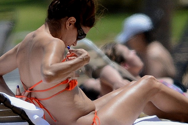 Recunosti vedeta din imagine? Eva Longoria, cu colacei pe burta si celulita pe fund - FOTO