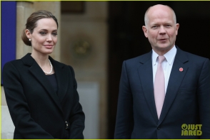 Impresioneaza in orice tinuta: cum a aparut Angelina Jolie la summitul G8 - VIDEO Impresioneaza in orice tinuta: cum a aparut Angelina Jolie la summitul G8 - VIDEO