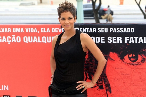 Halle Berry, o gravida super sexy! Cum arata actrita insarcinata la 46 de ani - GALERIE FOTO Halle Berry, o gravida super sexy! Cum arata actrita insarcinata la 46 de ani - GALERIE FOTO