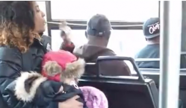 Animalele nu ar face asa! O femeie isi arunca bebelusul prin autobuz ca sa bata o pasagera - VIDEO