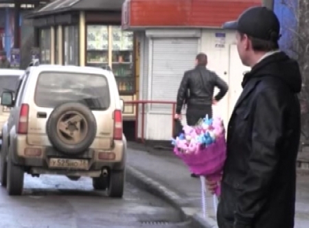 Ce face acest barbat ca sa-si gaseasca iubita: povestea lui parca e rupta din film - VIDEO