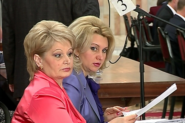 Isi aleg tinutele cu grija, insa.. o mai dau in bara uneori. Cum se imbraca femeile din Parlament Isi aleg tinutele cu grija, insa.. o mai dau in bara uneori. Cum se imbraca femeile din Parlament