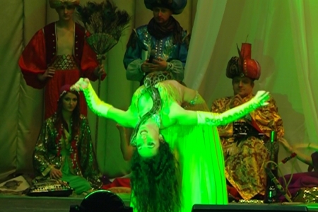 Uite-o cum da din buric! Show-ul incendiar oferit de Natalia Duminica - VIDEO