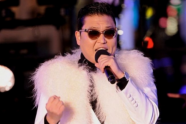 A imitat-o la perfectie pe Beyonce! Cum a isterizat PSY masele intr-un body rosu - VIDEO