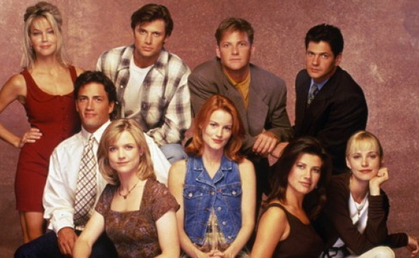 Ii recunosti? Cum s-au transformat actorii din "Melrose Place" in 20 de ani - FOTO
