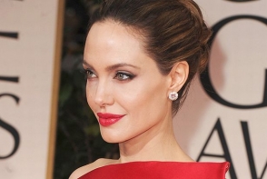 Impresionant! O poza cu Angelina Jolie cu sanii goi alaturi de un cal va fi scoasa la licitatie - FOTO Impresionant! O poza cu Angelina Jolie cu sanii goi alaturi de un cal va fi scoasa la licitatie - FOTO