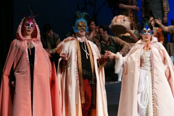 Comoara Operei Nationale! Uite ce se afla in spatele cortinei Teatrului de Opera si Balet Comoara Operei Nationale! Uite ce se afla in spatele cortinei Teatrului de Opera si Balet