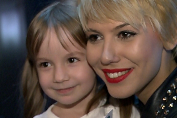 Au stat ore intregi la coada pentru a primi autografe. Cum au fost surprinsi LaLaBand de fani Au stat ore intregi la coada pentru a primi autografe. Cum au fost surprinsi LaLaBand de fani