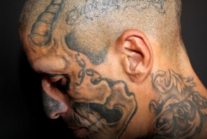 Moda EXTREMA! Un barbat si-a tatuat globii oculari cu cerneala - FOTO