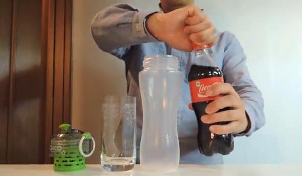Sute de mii de oameni s-au uitat la acest clip. Ce face acest asiatic cu o sticla de Coca-Cola