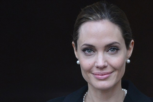 Aparitie socanta! Angelina Jolie si-a aratat picioarele foarte slabe - FOTO Aparitie socanta! Angelina Jolie si-a aratat picioarele foarte slabe - FOTO