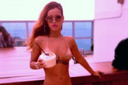 Rihanna loveste din nou! Uite cum a pozat in bikini, pe marginea piscinei Rihanna loveste din nou! Uite cum a pozat in bikini, pe marginea piscinei