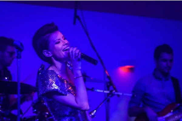 A dat-o din nou in bara? Natalia Barbu, la concert intr-o rochie cu solzi si... tenisi - FOTO A dat-o din nou in bara? Natalia Barbu, la concert intr-o rochie cu solzi si... tenisi - FOTO