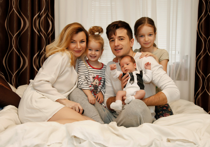 Super mama! Sianna, sotia fostului membru O-Zone, Radu Sirbu: "Nu pot fi absurda si spune ca trei copii aduc numai clipe frumoase." Super mama! Sianna, sotia fostului membru O-Zone, Radu Sirbu: "Nu pot fi absurda si spune ca trei copii aduc numai clipe frumoase."