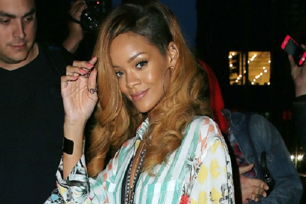 Rihanna, intr-o camasa cu decolteul pana la buric. Iti place tinuta in care s-a afisat? FOTO