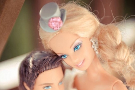 Barbatul Barbie. Un american si-a transformat casa intr-un templu dedicat celebrei papusi - VIDEO Barbatul Barbie. Un american si-a transformat casa intr-un templu dedicat celebrei papusi - VIDEO