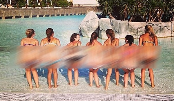 Ce-a fost in capul lor? Sase fete si o vedeta si-au fotografiat fundurile nebronzate - FOTO
Ce-a fost in capul lor? Sase fete si o vedeta si-au fotografiat fundurile nebronzate - FOTO